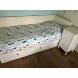 Hemnes bed / bedbank incl nachtkastje en 2x matras