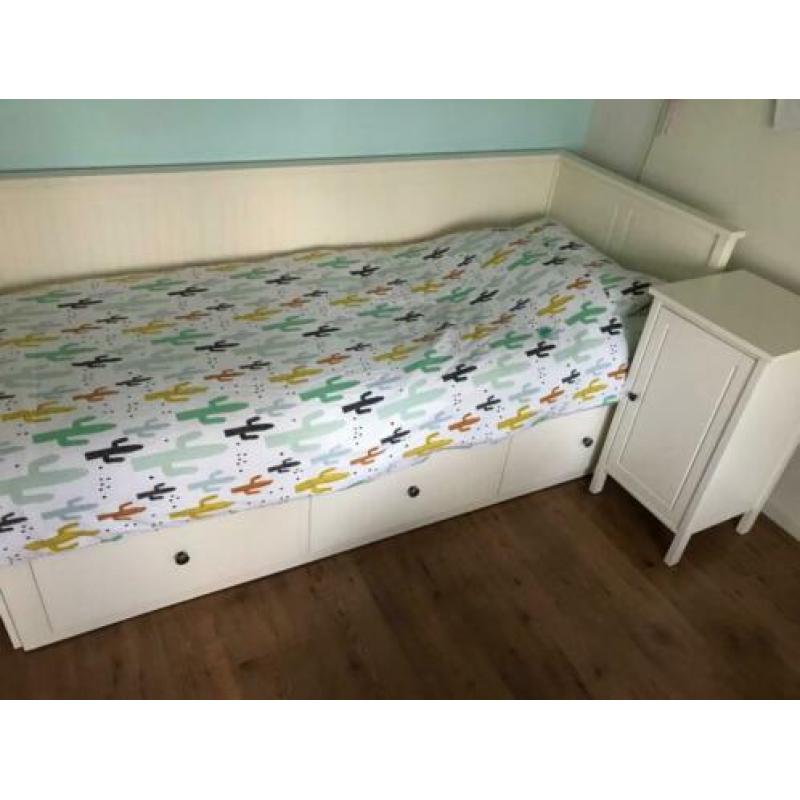 Hemnes bed / bedbank incl nachtkastje en 2x matras