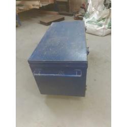 Handige afsluitbare kist op wielen voor gereedschap.