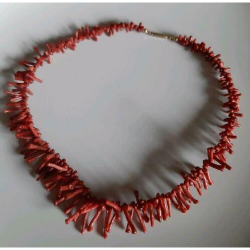 Bloedkoraal ketting goudkleurig slotje