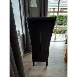 Zes bruine leren eetkamer stoelen
