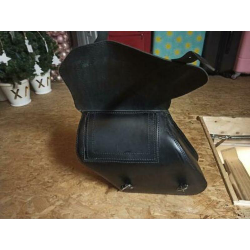 Lederen motortas en lederen toolrol te koop.
