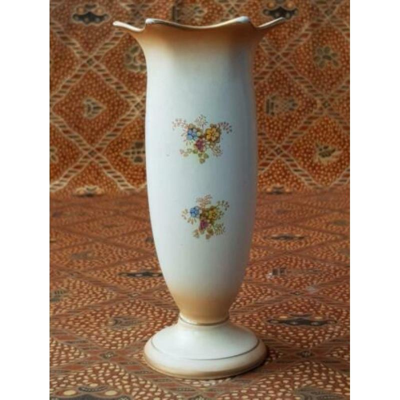 Mooi antiek Engels vaasje van Crown Ducal porselein 16,7 cm.