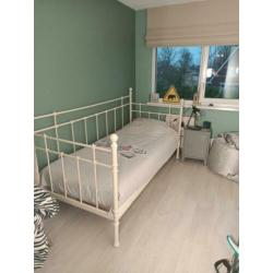 Stalen bed roomwit