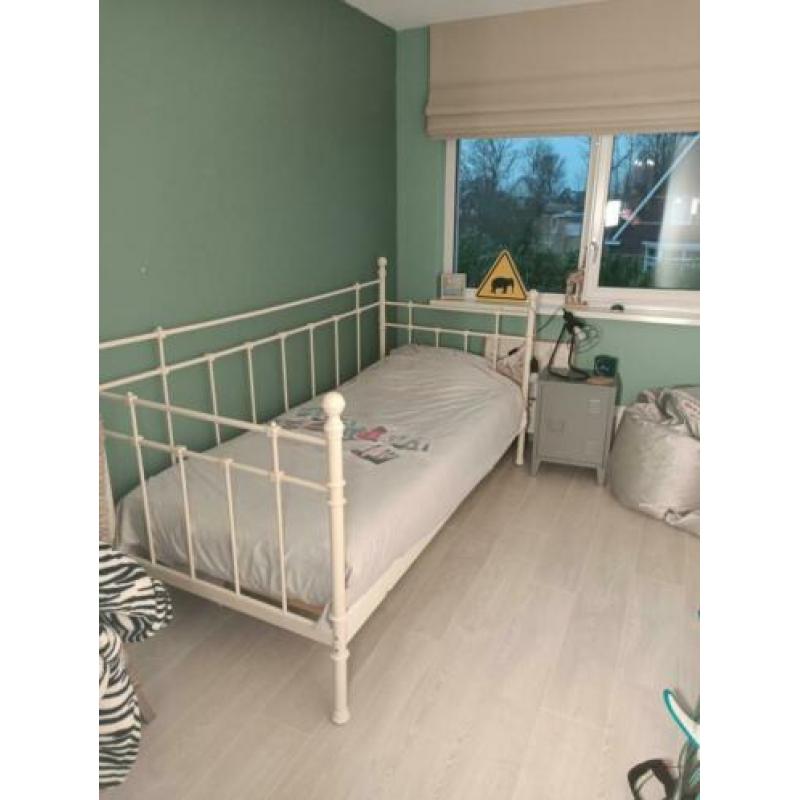Stalen bed roomwit