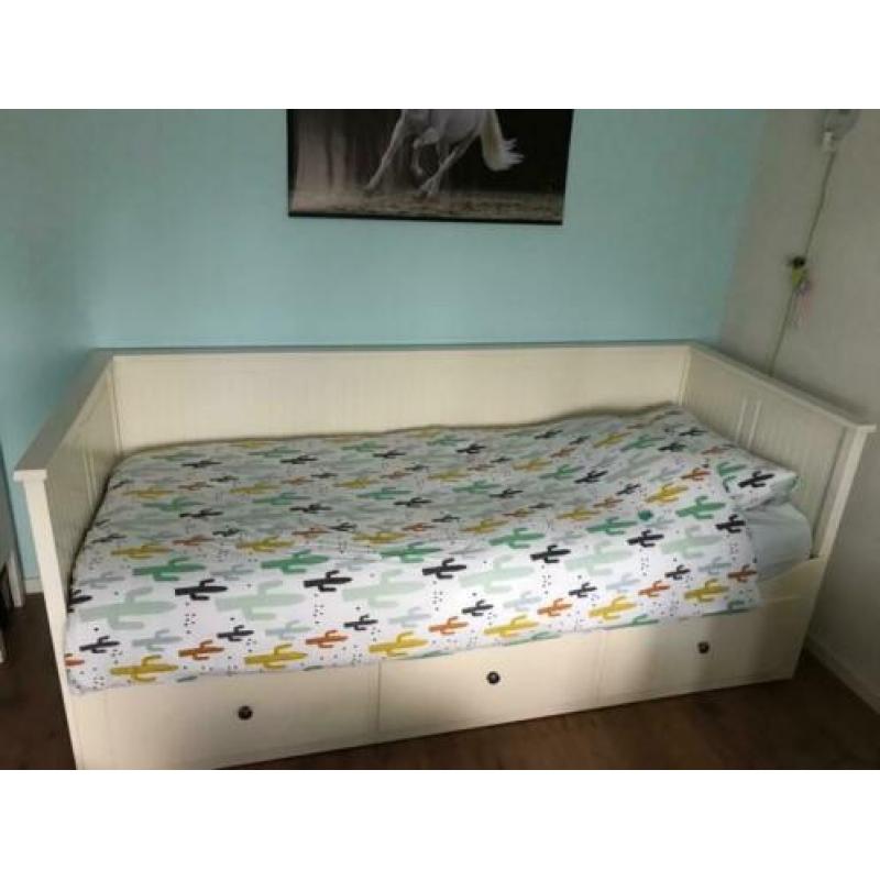 Hemnes bed / bedbank incl nachtkastje en 2x matras