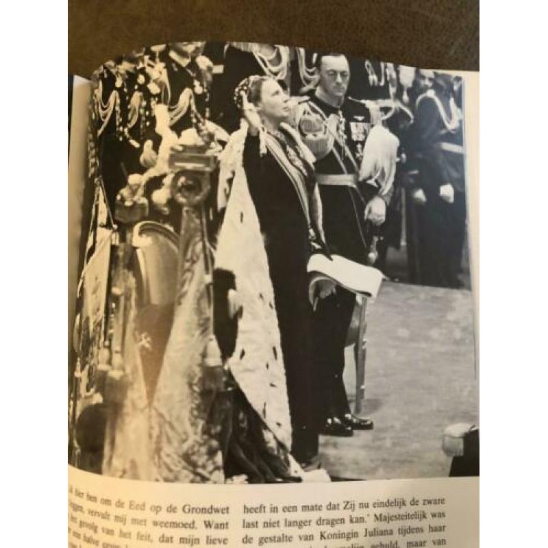 Juliana foto album 25 jaar koningin der Nederlander