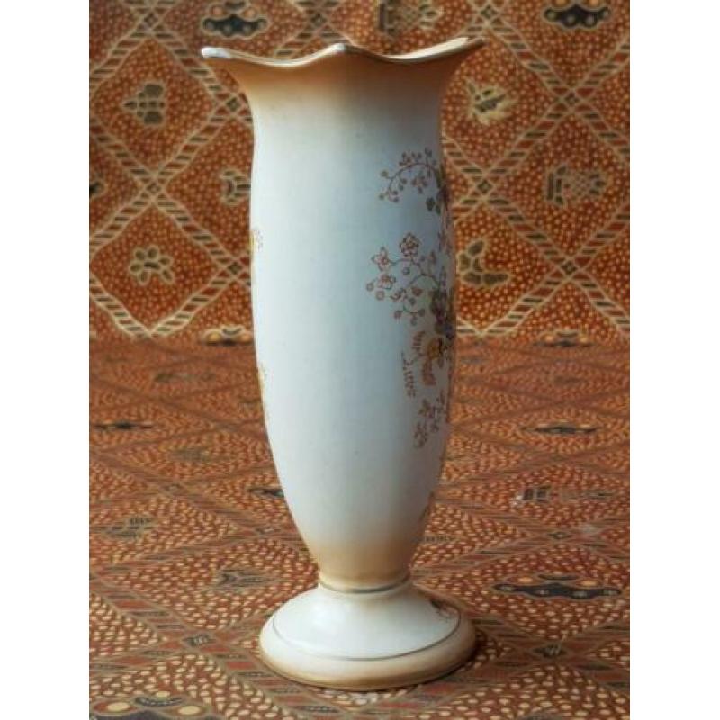 Mooi antiek Engels vaasje van Crown Ducal porselein 16,7 cm.