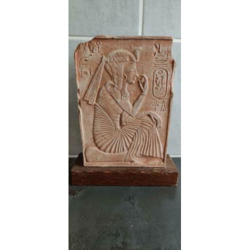 Egyptische steen met hyrogliefen op houten plaat.