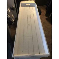 Mooie robuuste witte houten wandkast, ladenkast,opbergmeubel