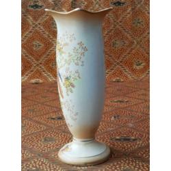 Mooi antiek Engels vaasje van Crown Ducal porselein 16,7 cm.