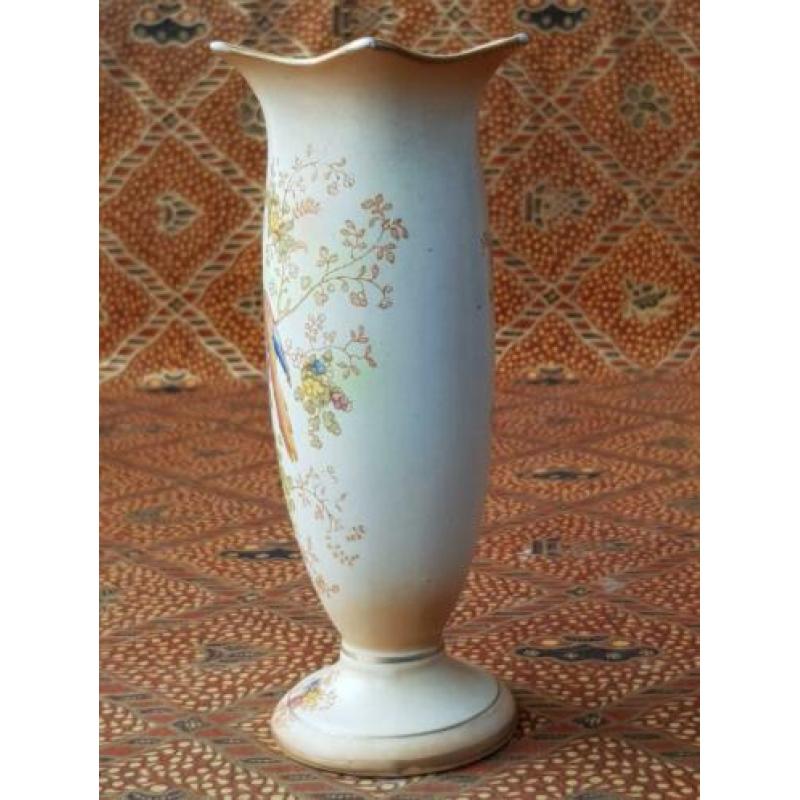 Mooi antiek Engels vaasje van Crown Ducal porselein 16,7 cm.