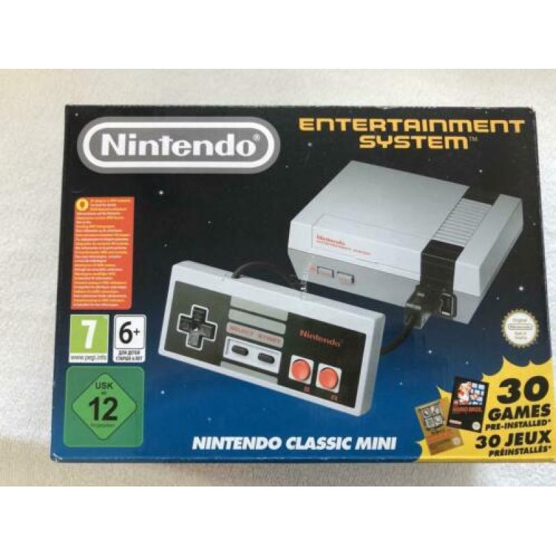 Nintendo mini NES met 2 controllers