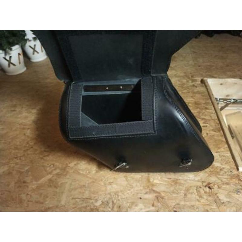 Lederen motortas en lederen toolrol te koop.