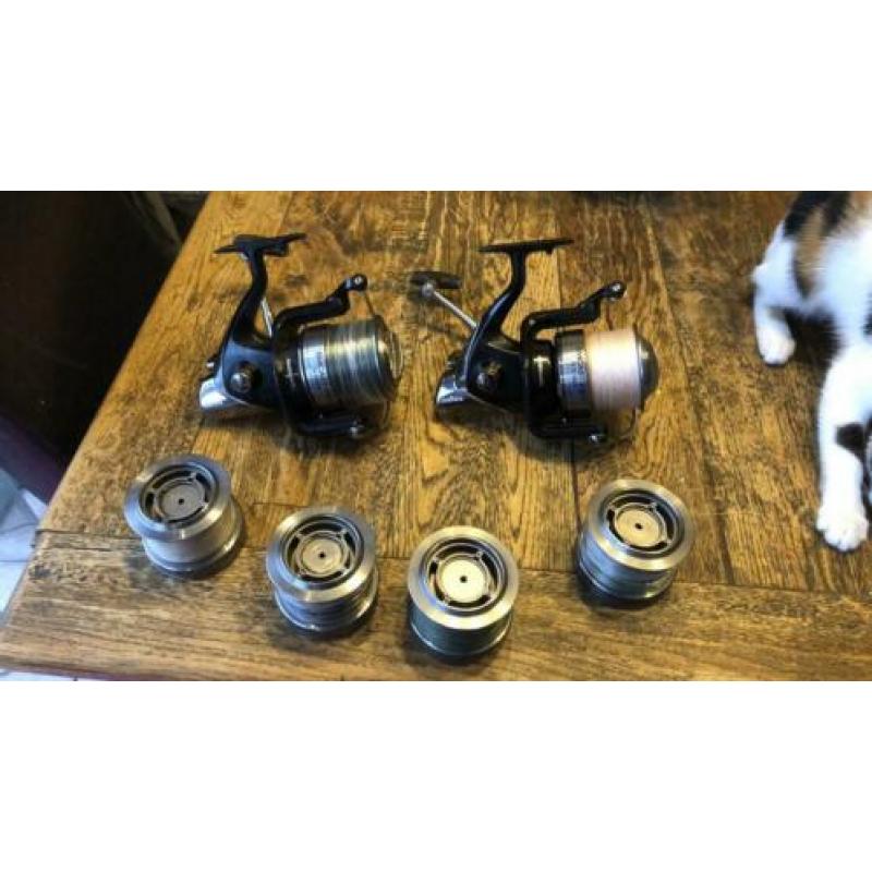 2x Daiwa emcast evo 5500 molen met 4 spoelen