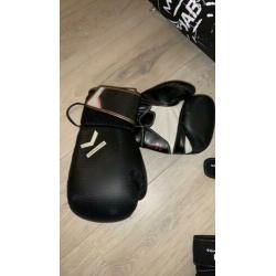 Bokszak met bokshandschoenen ??