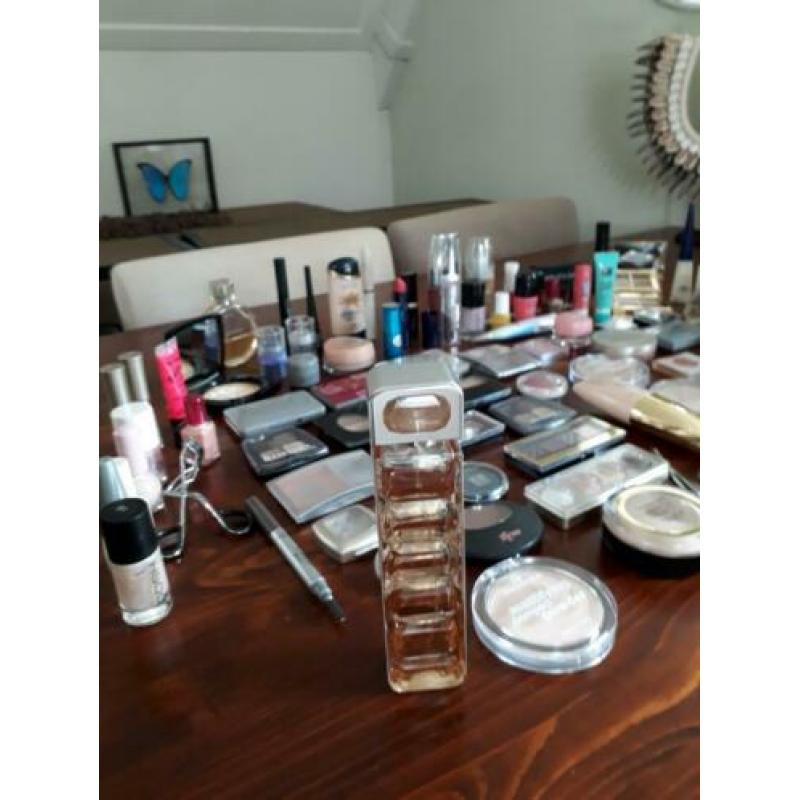 Grote hoeveelheid make-up en parfum
