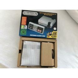 Nintendo mini NES met 2 controllers