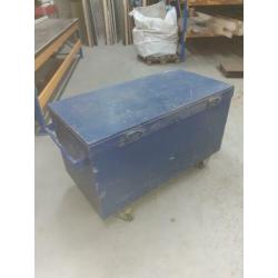 Handige afsluitbare kist op wielen voor gereedschap.