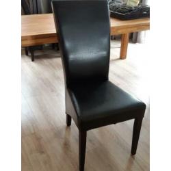 Zes bruine leren eetkamer stoelen