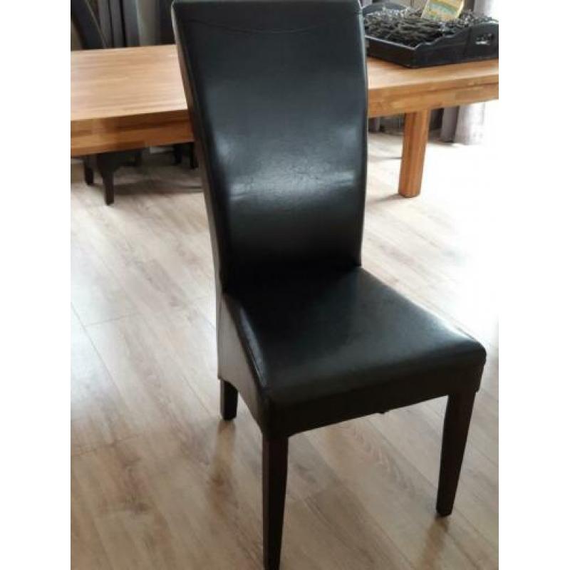 Zes bruine leren eetkamer stoelen