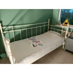 Stalen bed roomwit