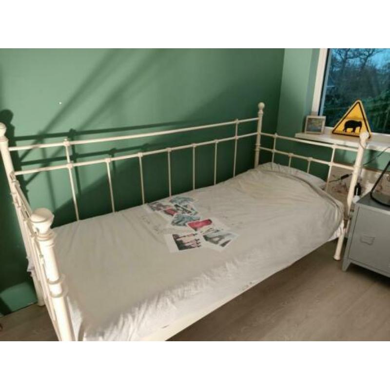 Stalen bed roomwit