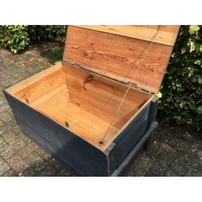 Oude decoratieve houten kist