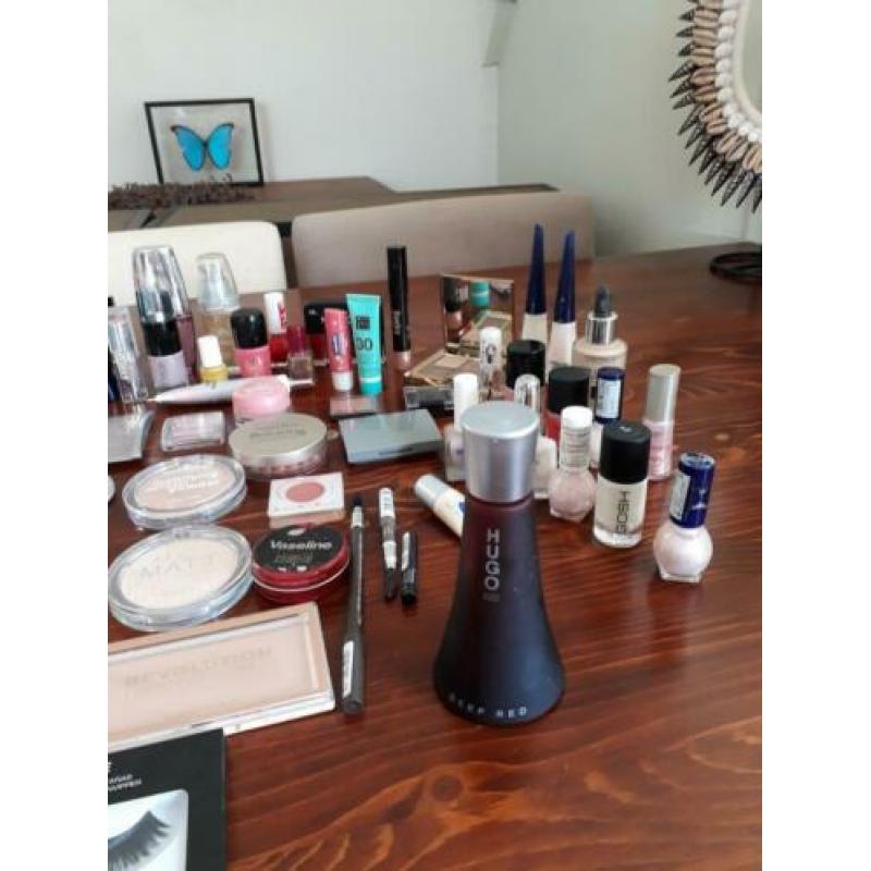 Grote hoeveelheid make-up en parfum
