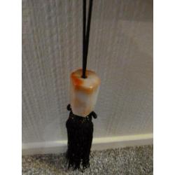 Japanse Scroll gewichten "Fuchin" Jadeite met zijde tassels.