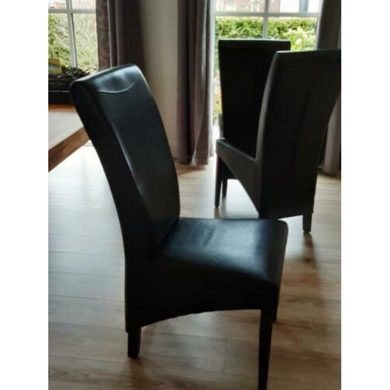 Zes bruine leren eetkamer stoelen