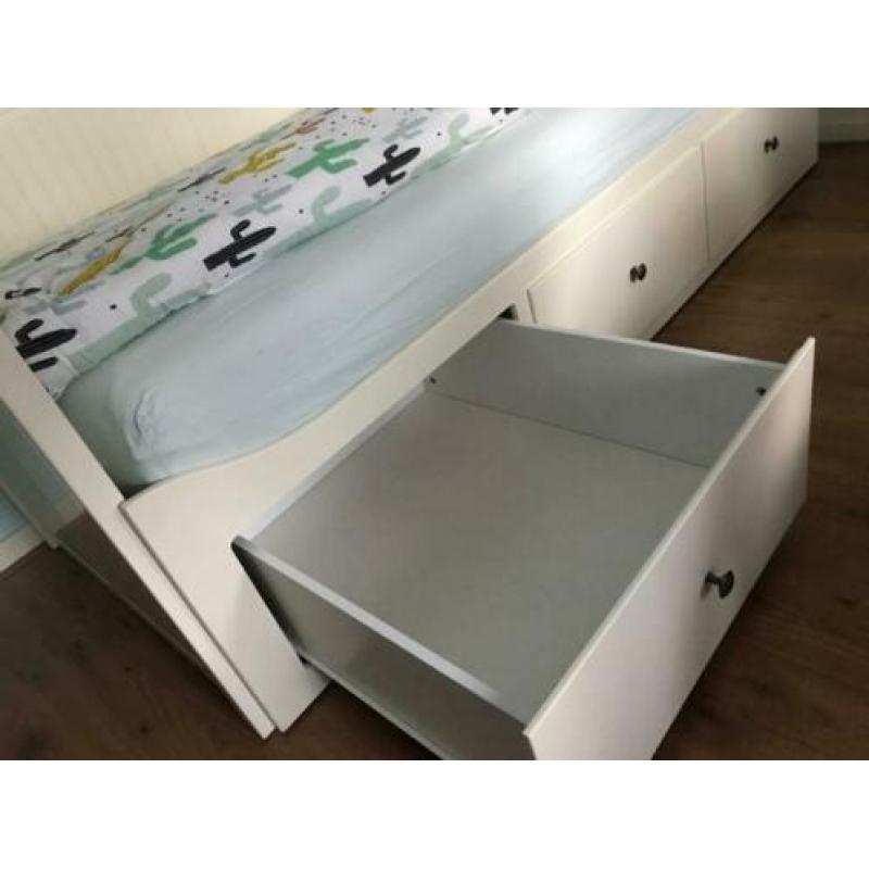 Hemnes bed / bedbank incl nachtkastje en 2x matras