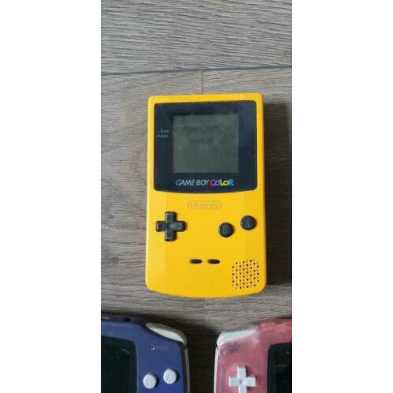 3 nintendo gameboys