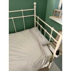 Stalen bed roomwit