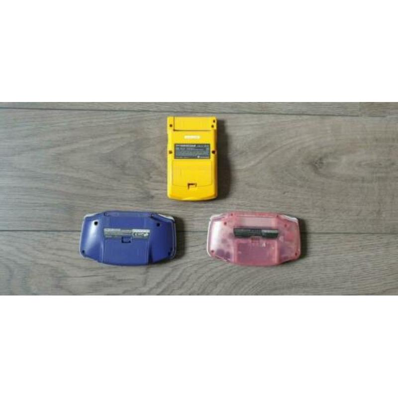 3 nintendo gameboys