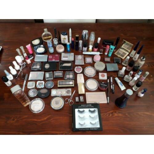 Grote hoeveelheid make-up en parfum
