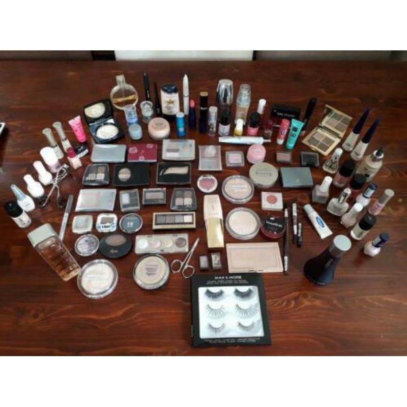 Grote hoeveelheid make-up en parfum