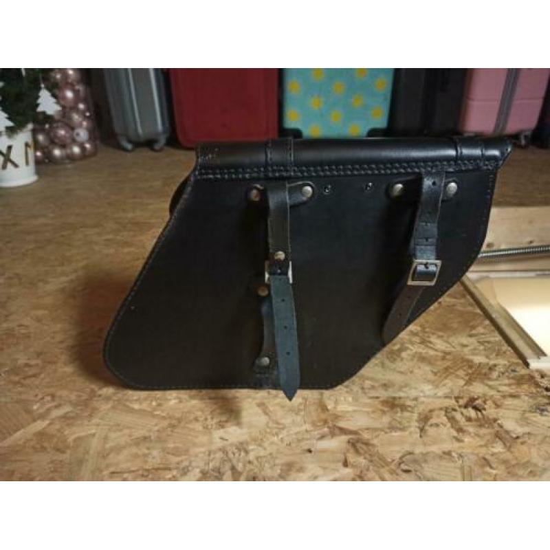Lederen motortas en lederen toolrol te koop.