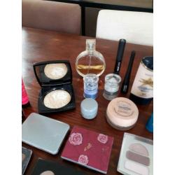 Grote hoeveelheid make-up en parfum