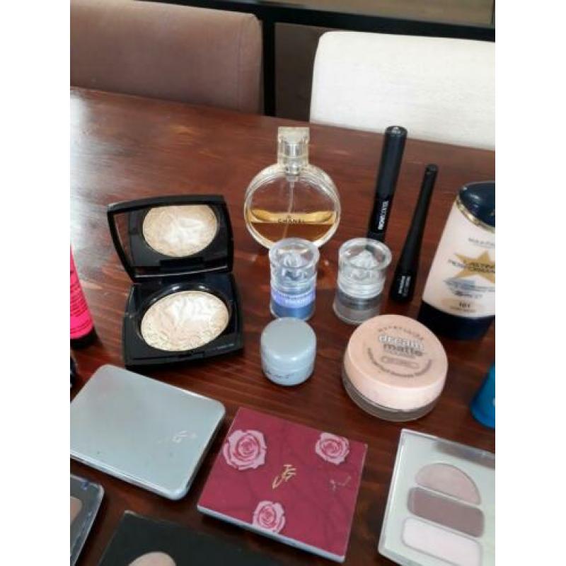 Grote hoeveelheid make-up en parfum