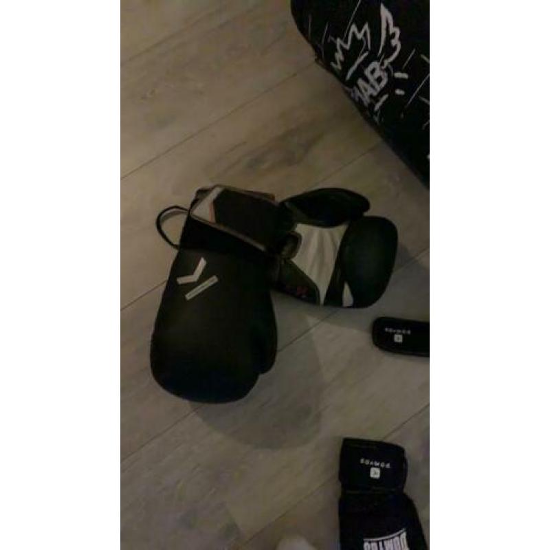 Bokszak met bokshandschoenen ??