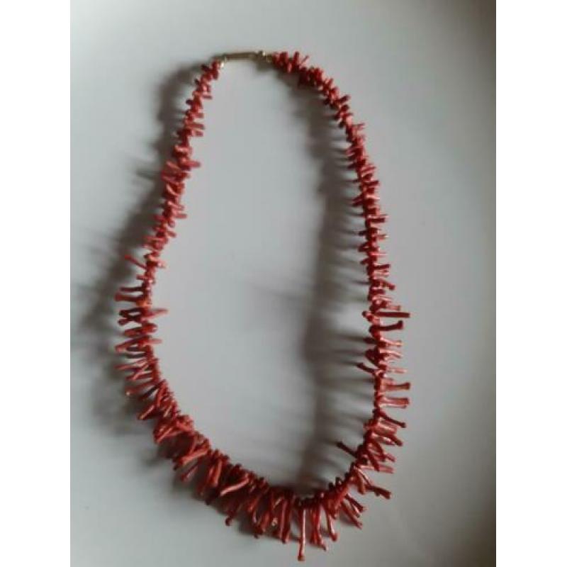 Bloedkoraal ketting goudkleurig slotje