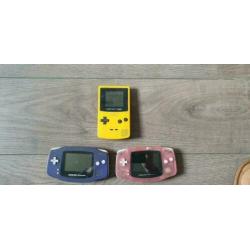 3 nintendo gameboys