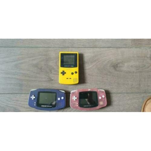 3 nintendo gameboys