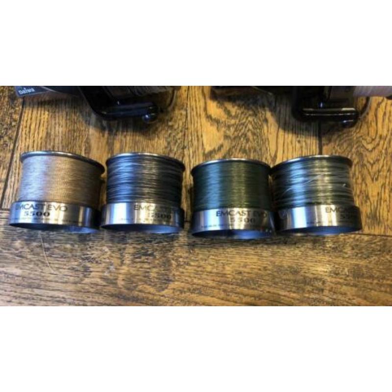 2x Daiwa emcast evo 5500 molen met 4 spoelen