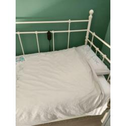 Stalen bed roomwit