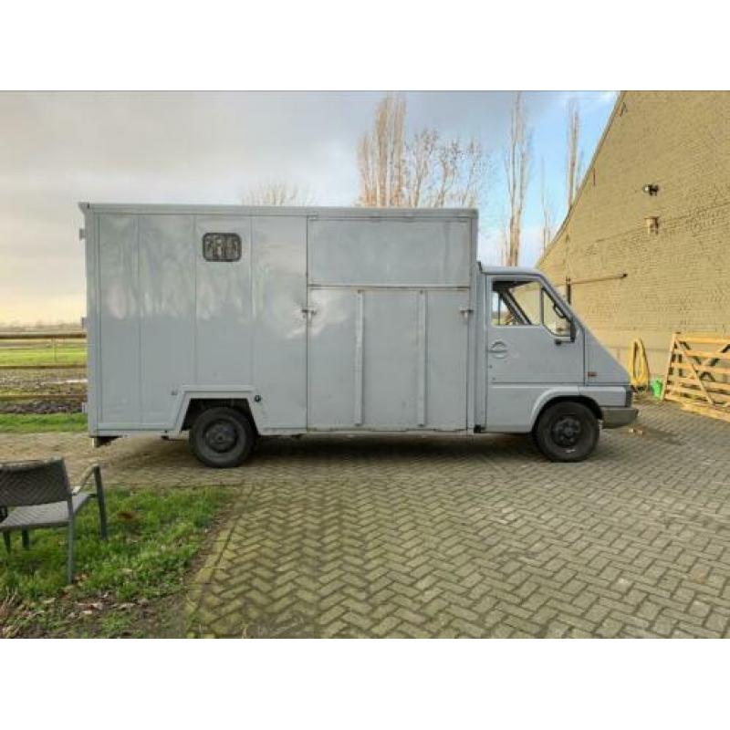 Renault Master 2 paardsvrachtwagentje