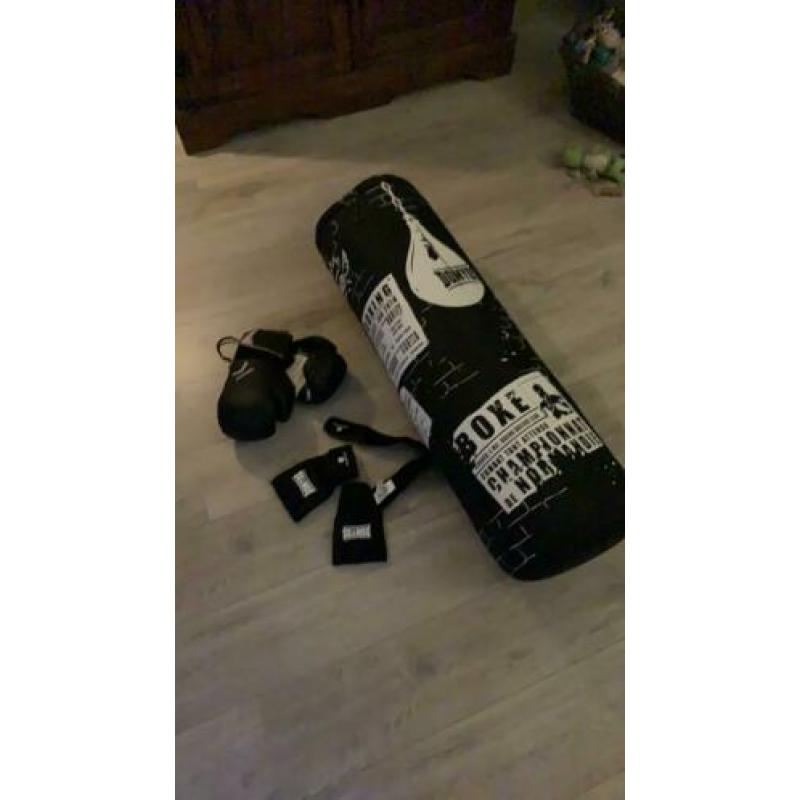 Bokszak met bokshandschoenen ??