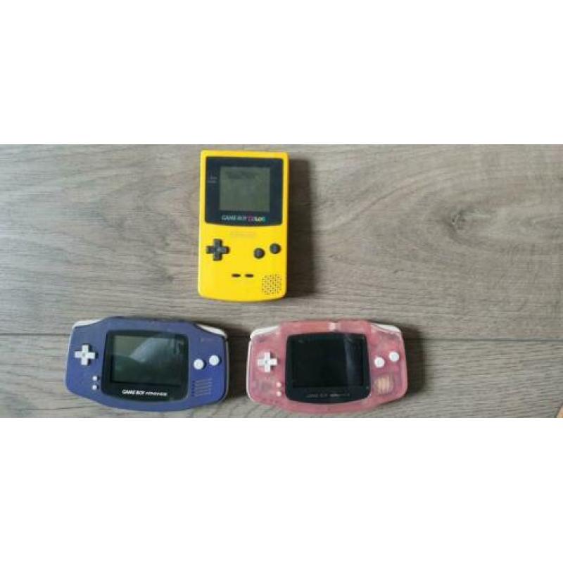 3 nintendo gameboys
