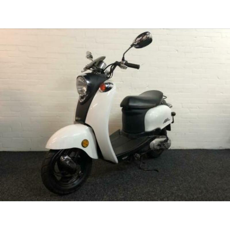 Keeway Milan 45km BROM 2015 met 7400km 1e Eigenaar!! ACTIE